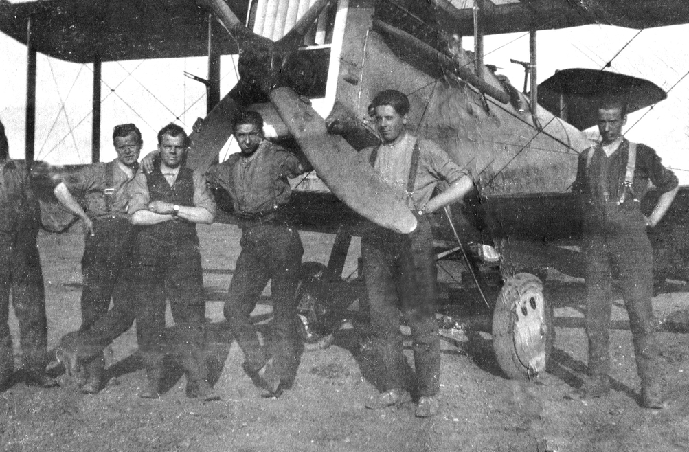Harry Carr with DH4 aeroplane